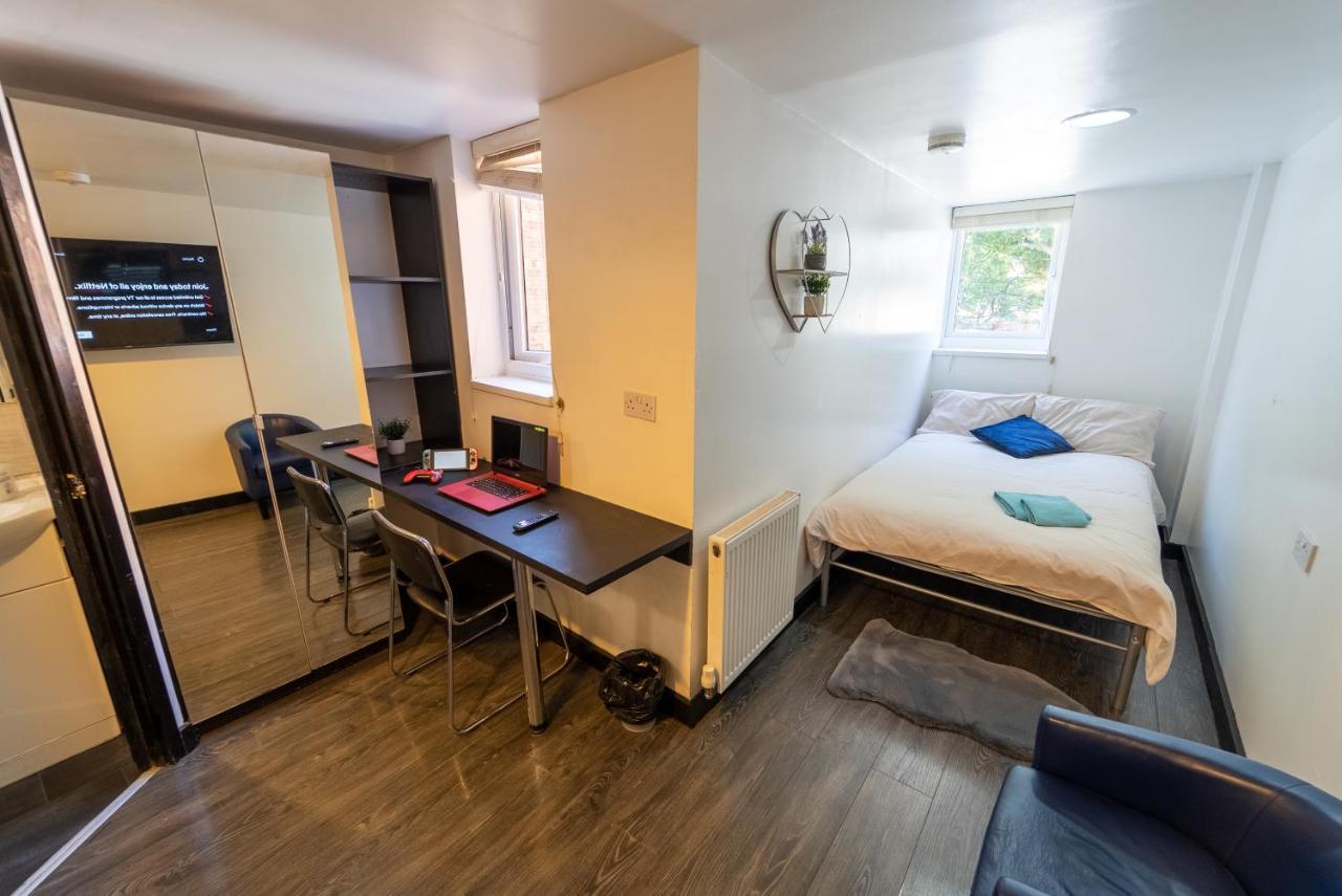 Stay Sa Equipped Studios Next To Uob And Qe! Birmingham Exterior photo